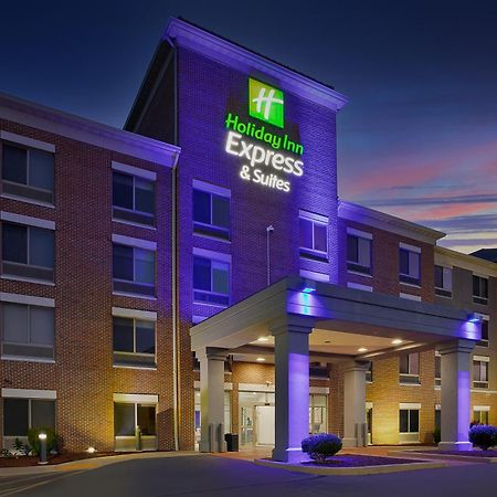 Holiday Inn Express & Suites Milwaukee Nw - Park Place By Ihg Exterior photo