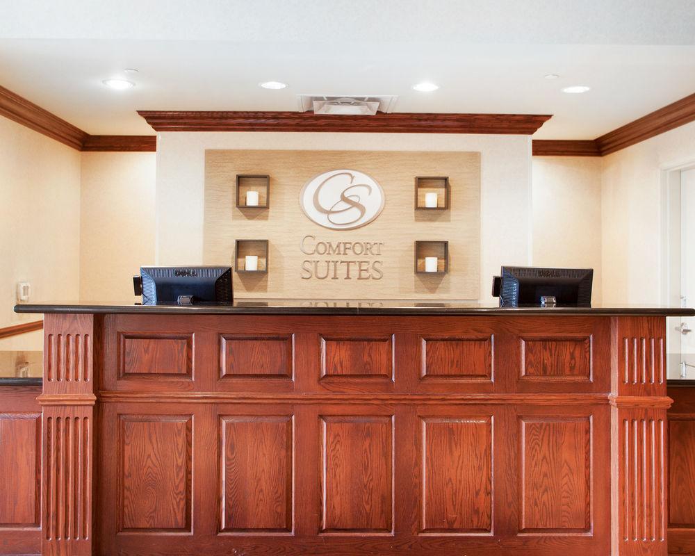 Holiday Inn Express & Suites Milwaukee Nw - Park Place By Ihg Exterior photo