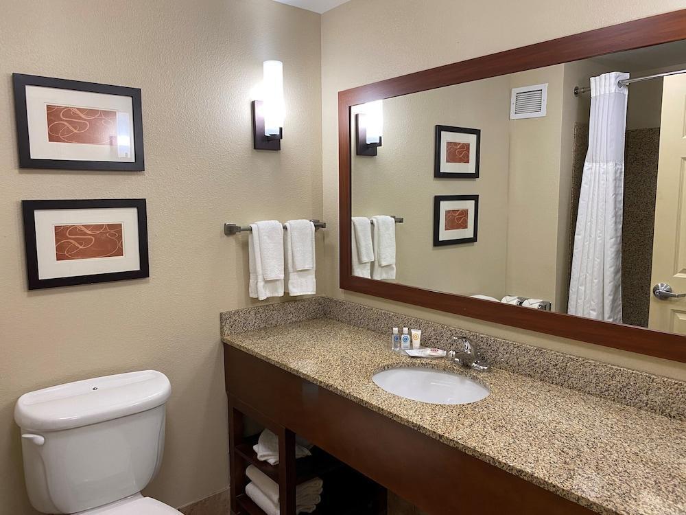 Holiday Inn Express & Suites Milwaukee Nw - Park Place By Ihg Exterior photo