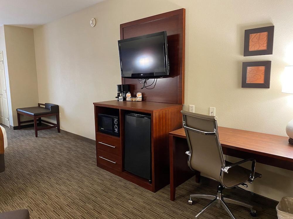Holiday Inn Express & Suites Milwaukee Nw - Park Place By Ihg Exterior photo