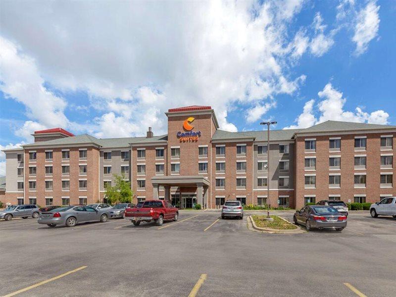 Holiday Inn Express & Suites Milwaukee Nw - Park Place By Ihg Exterior photo