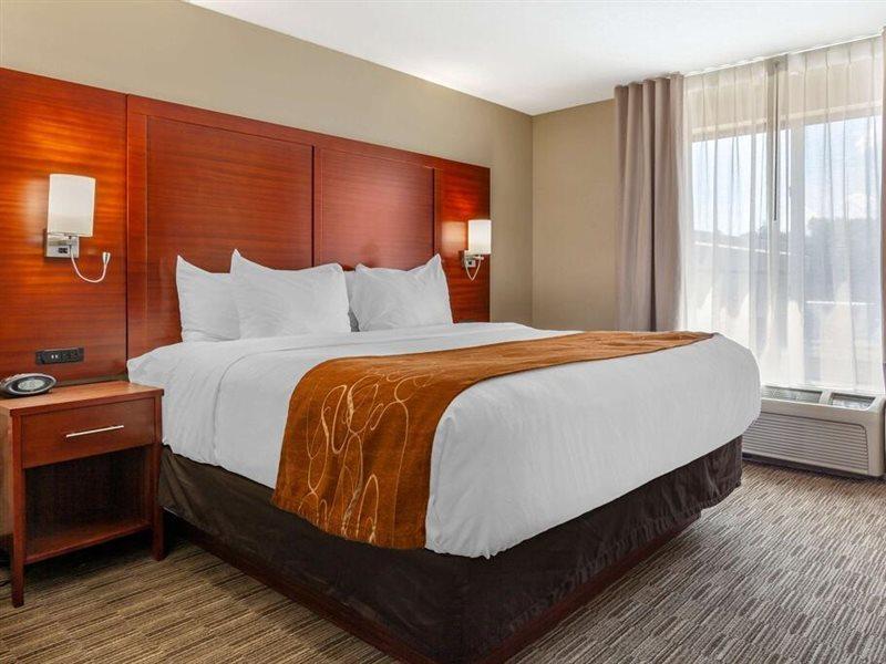 Holiday Inn Express & Suites Milwaukee Nw - Park Place By Ihg Exterior photo