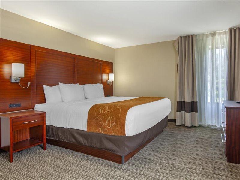 Holiday Inn Express & Suites Milwaukee Nw - Park Place By Ihg Exterior photo