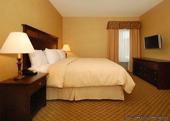 Holiday Inn Express & Suites Milwaukee Nw - Park Place By Ihg Room photo