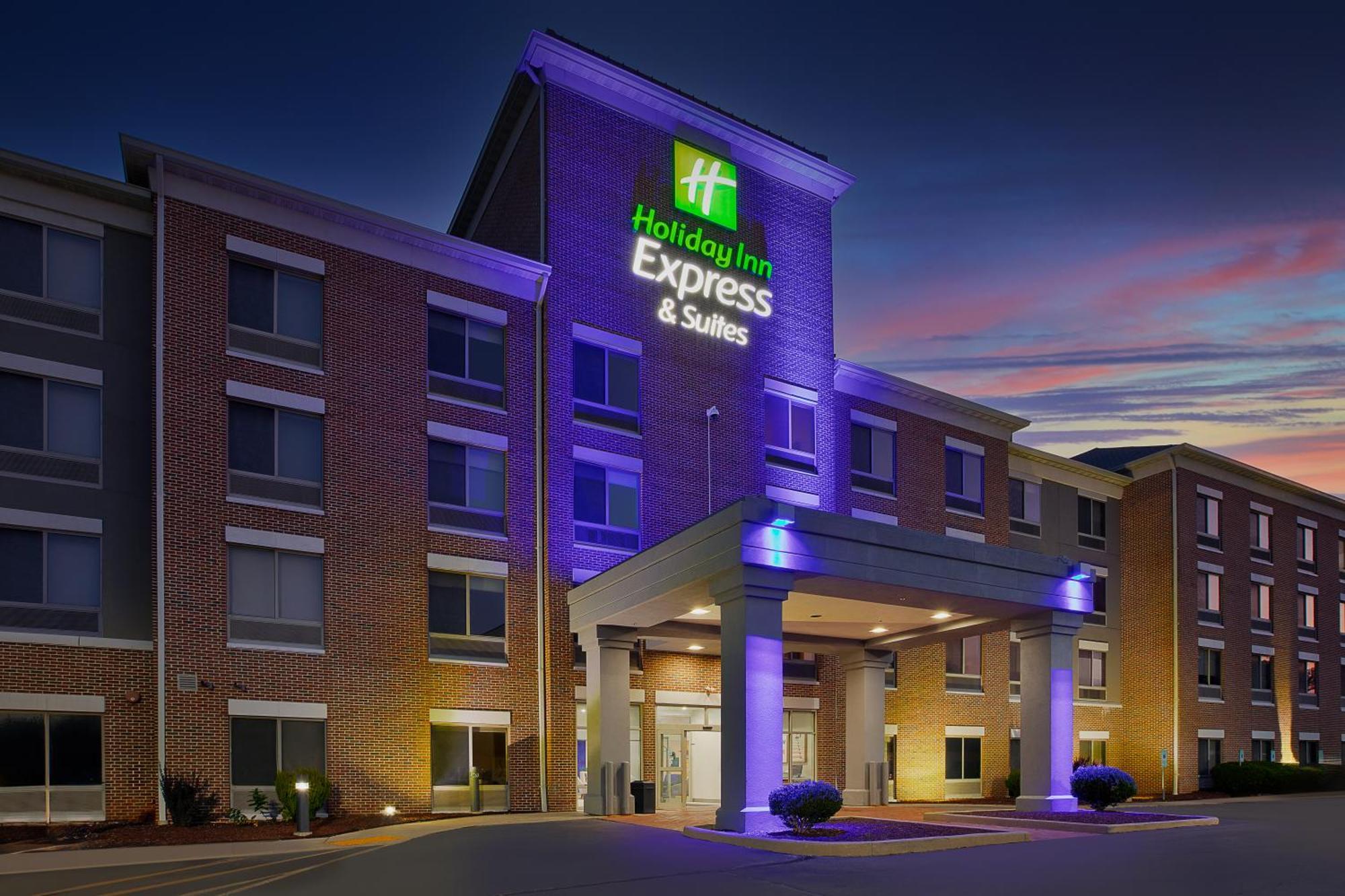 Holiday Inn Express & Suites Milwaukee Nw - Park Place By Ihg Exterior photo