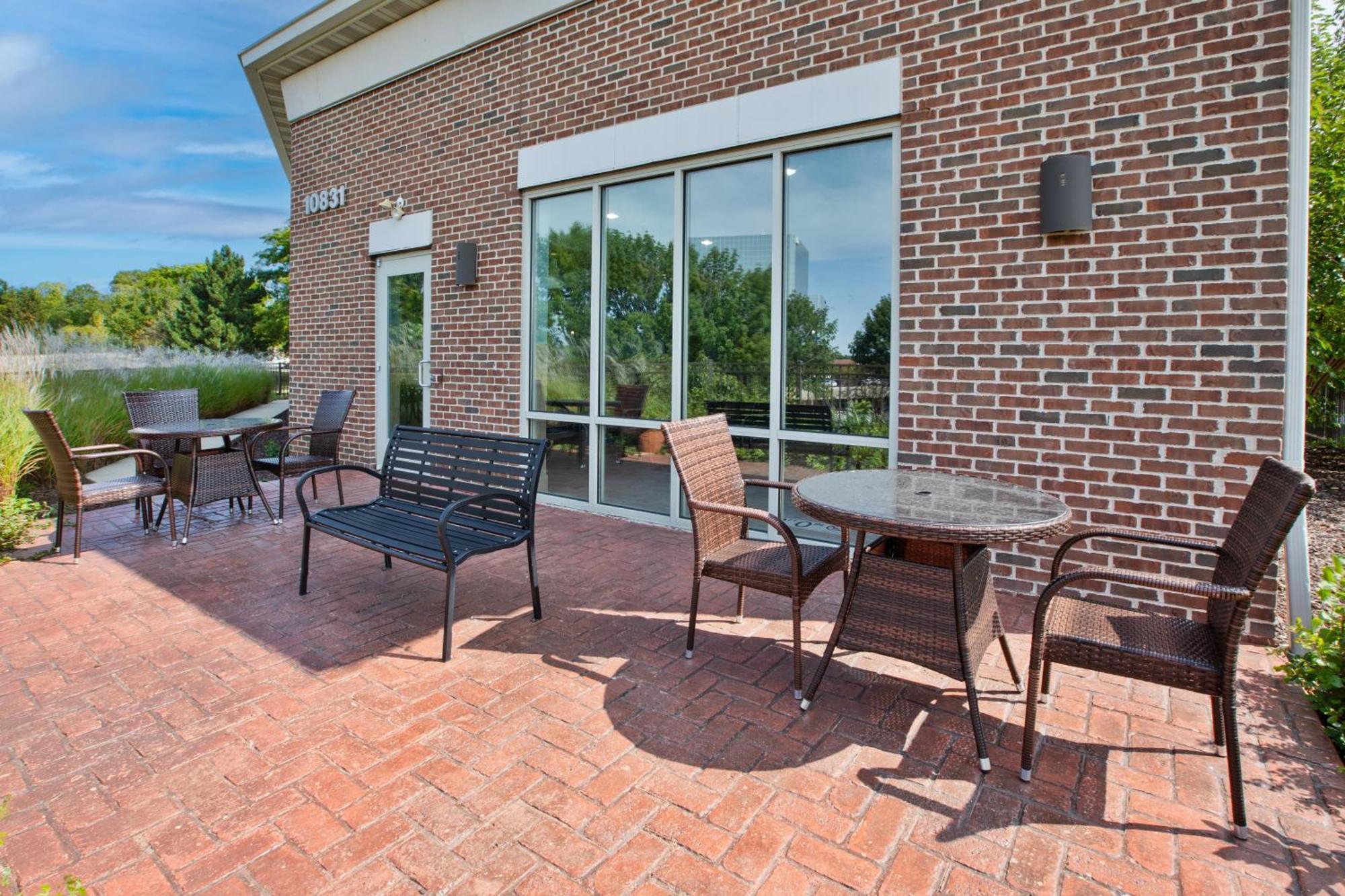 Holiday Inn Express & Suites Milwaukee Nw - Park Place By Ihg Exterior photo