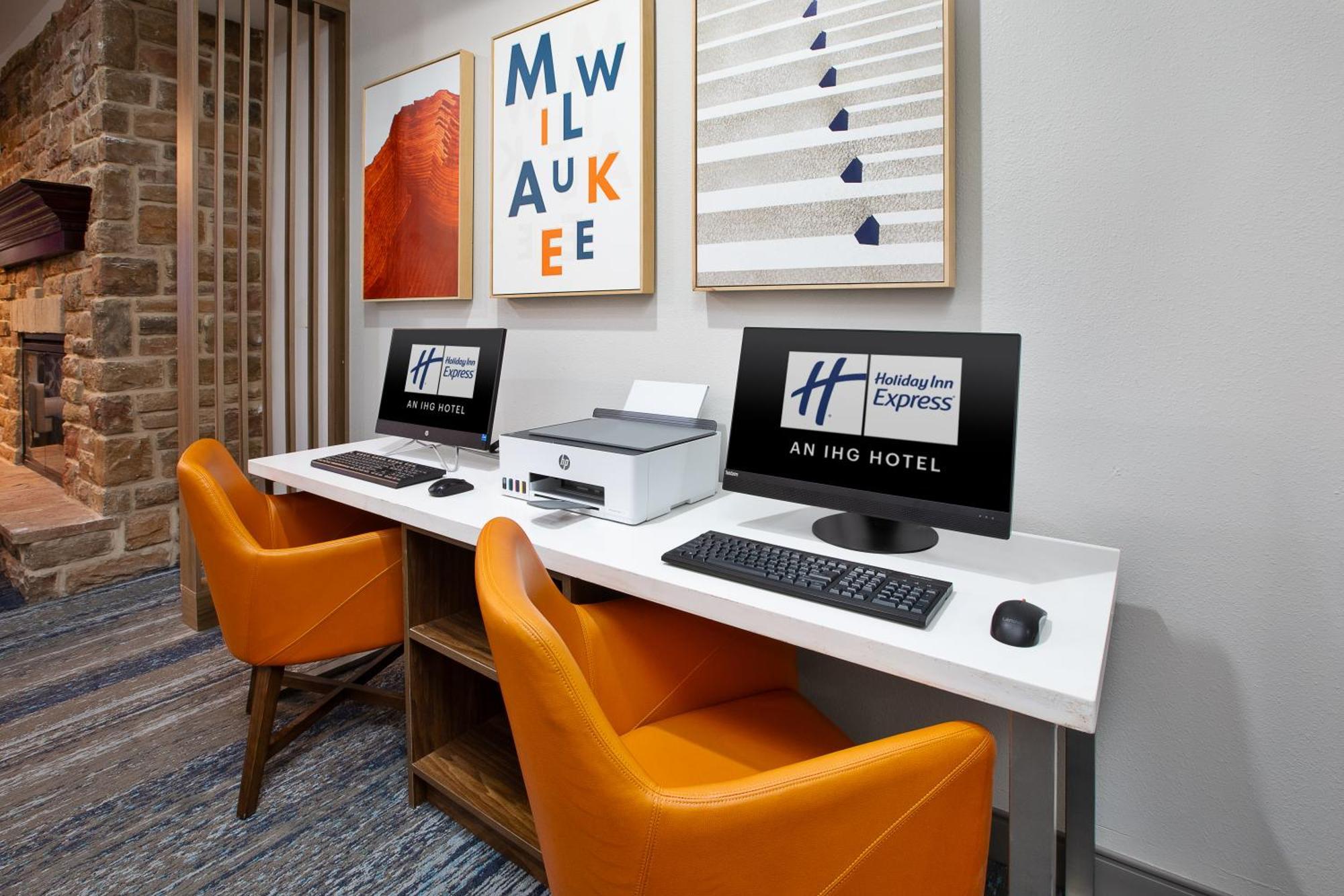 Holiday Inn Express & Suites Milwaukee Nw - Park Place By Ihg Exterior photo