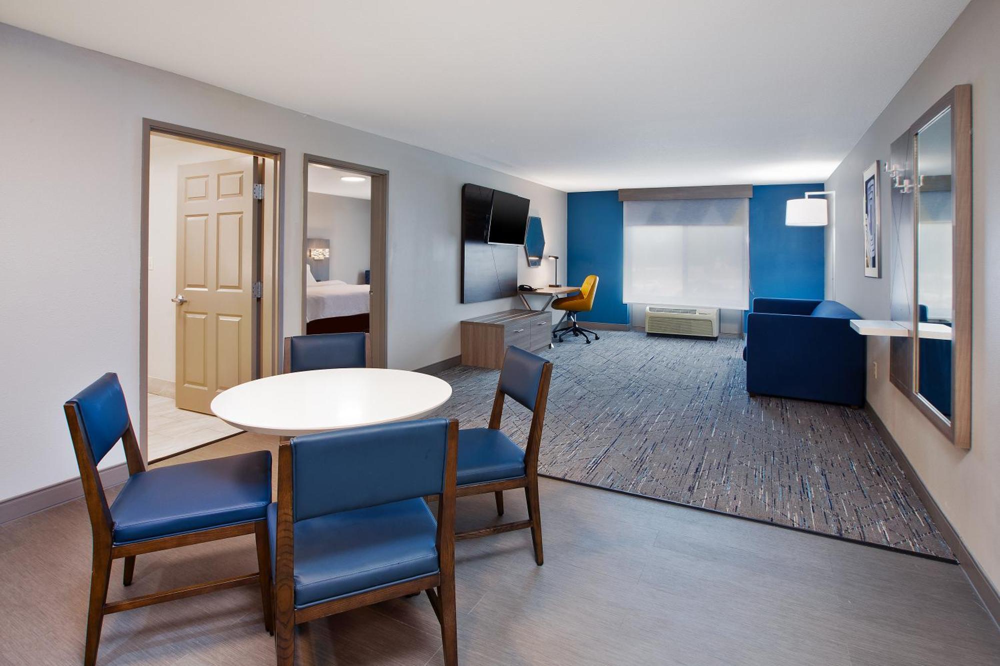 Holiday Inn Express & Suites Milwaukee Nw - Park Place By Ihg Exterior photo