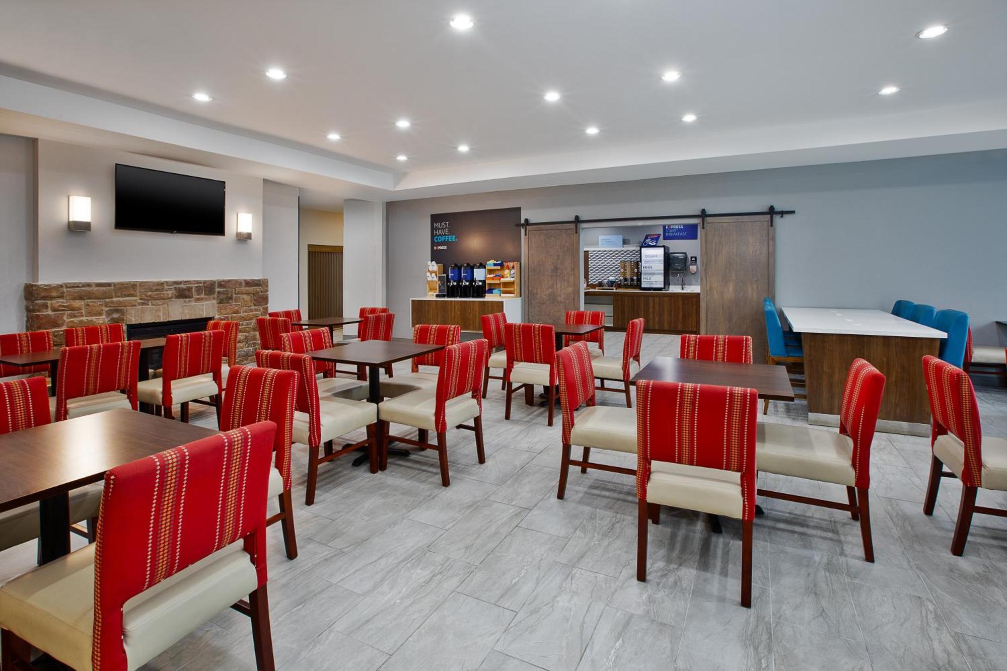 Holiday Inn Express & Suites Milwaukee Nw - Park Place By Ihg Exterior photo