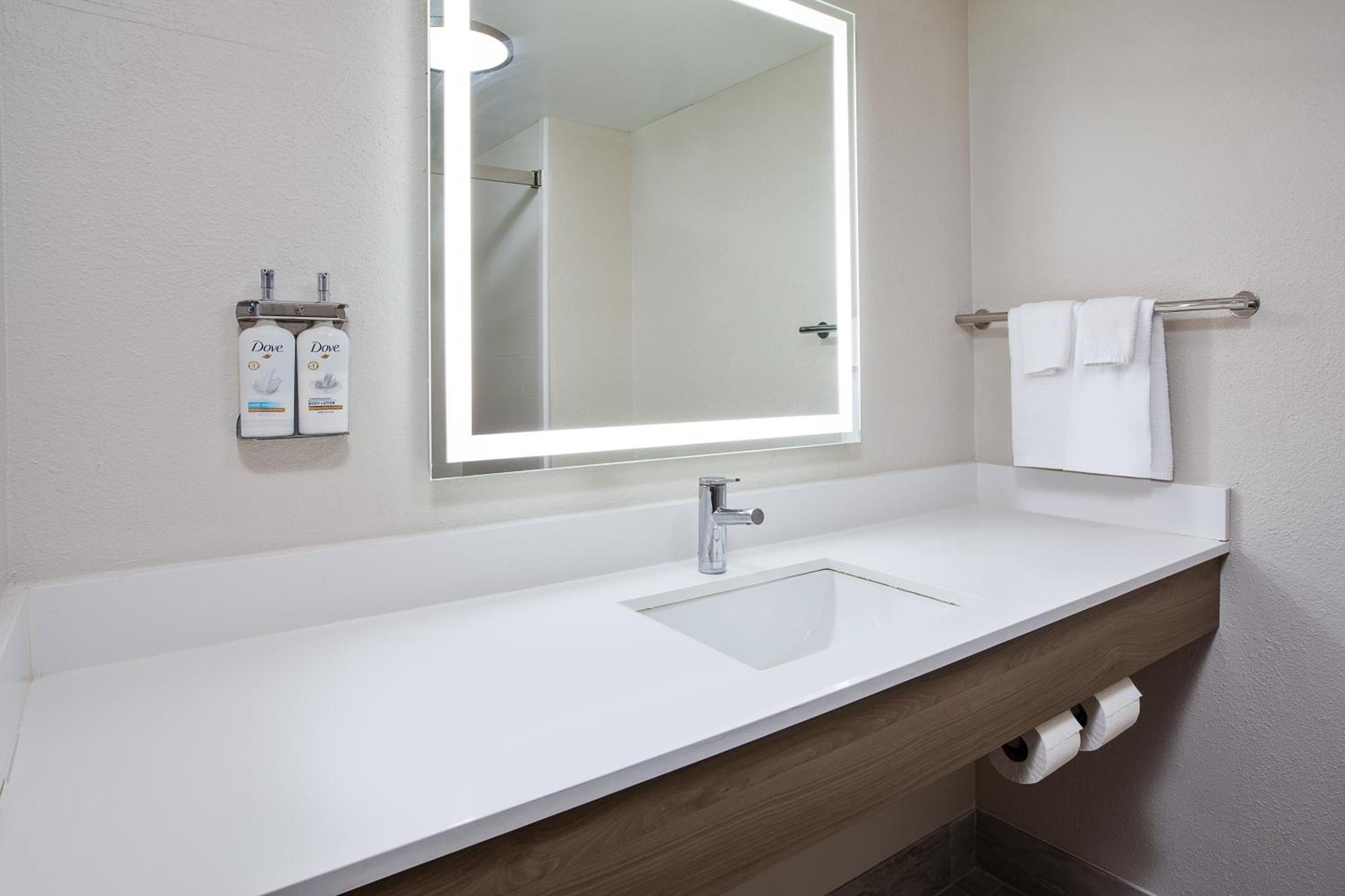 Holiday Inn Express & Suites Milwaukee Nw - Park Place By Ihg Exterior photo