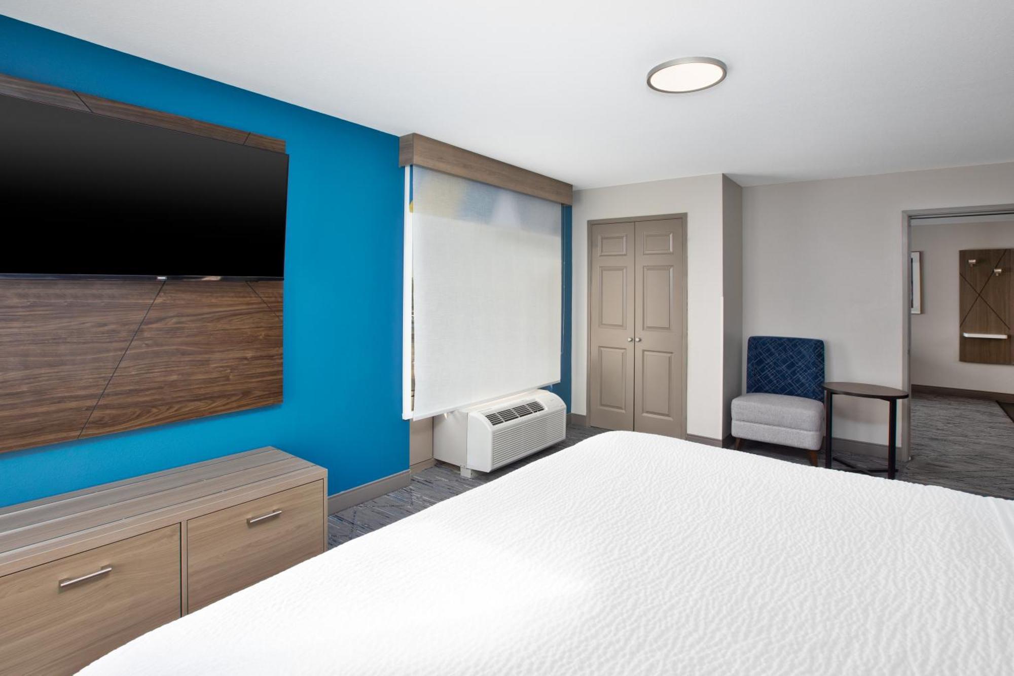 Holiday Inn Express & Suites Milwaukee Nw - Park Place By Ihg Exterior photo