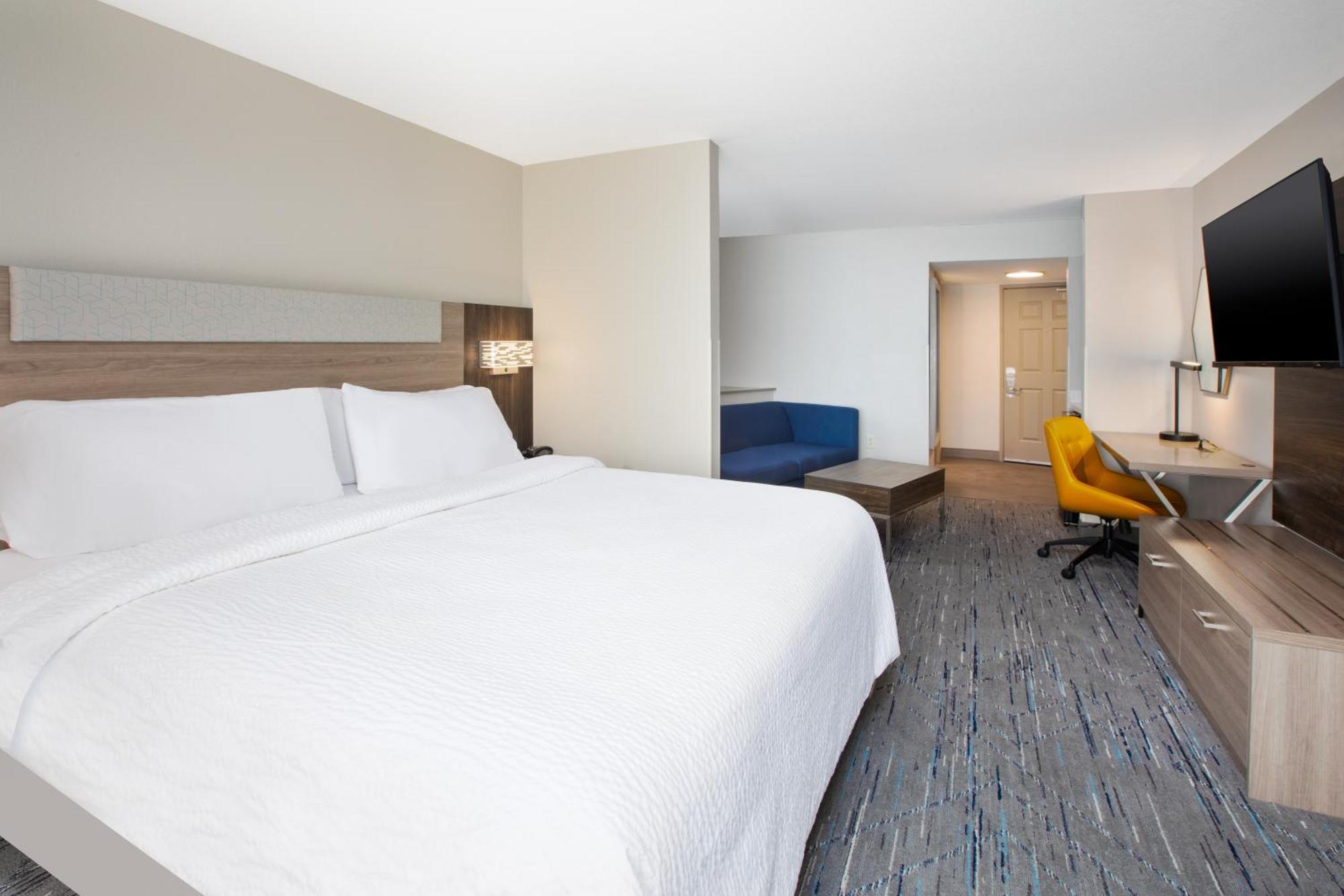 Holiday Inn Express & Suites Milwaukee Nw - Park Place By Ihg Exterior photo