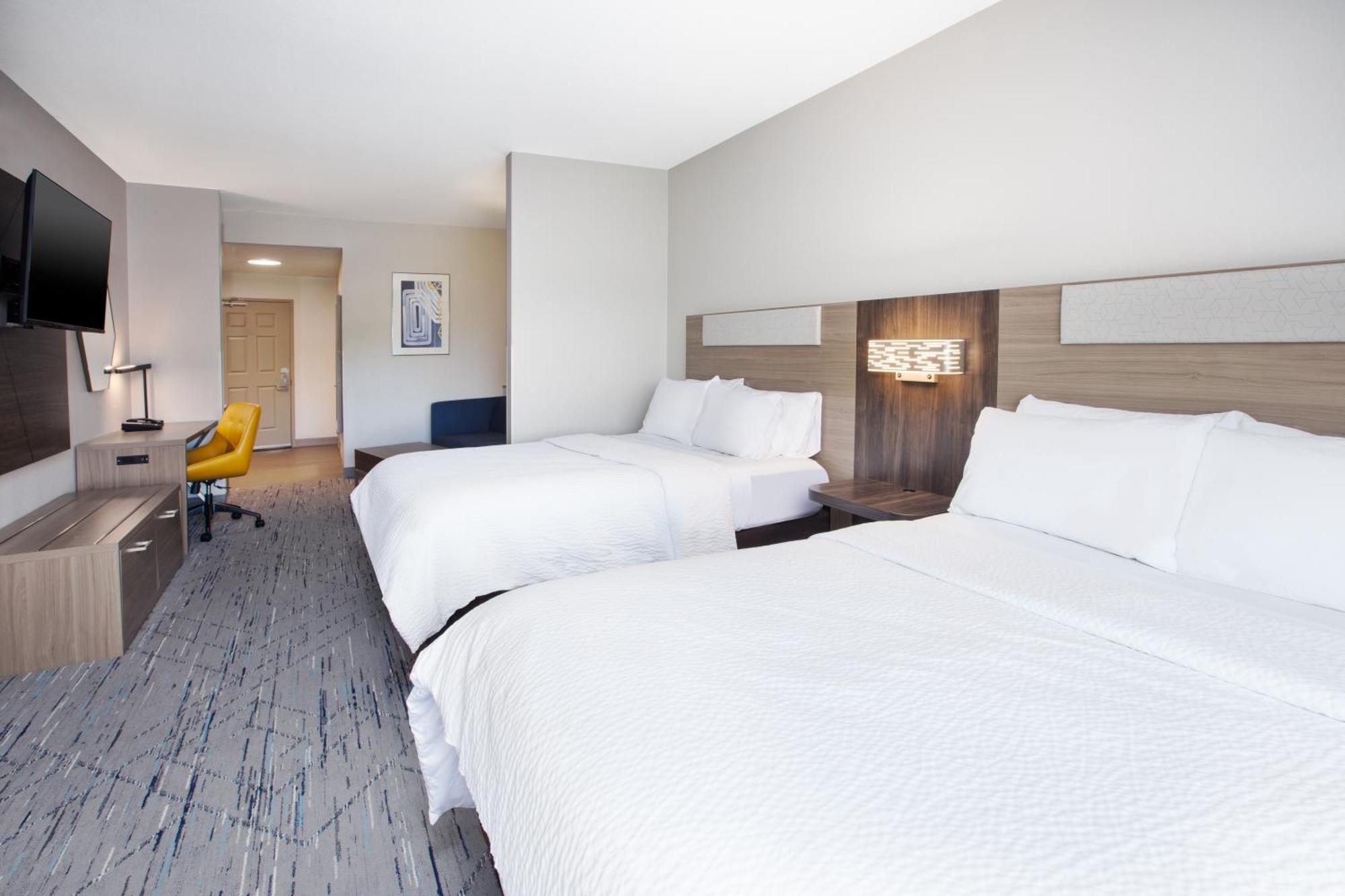 Holiday Inn Express & Suites Milwaukee Nw - Park Place By Ihg Exterior photo