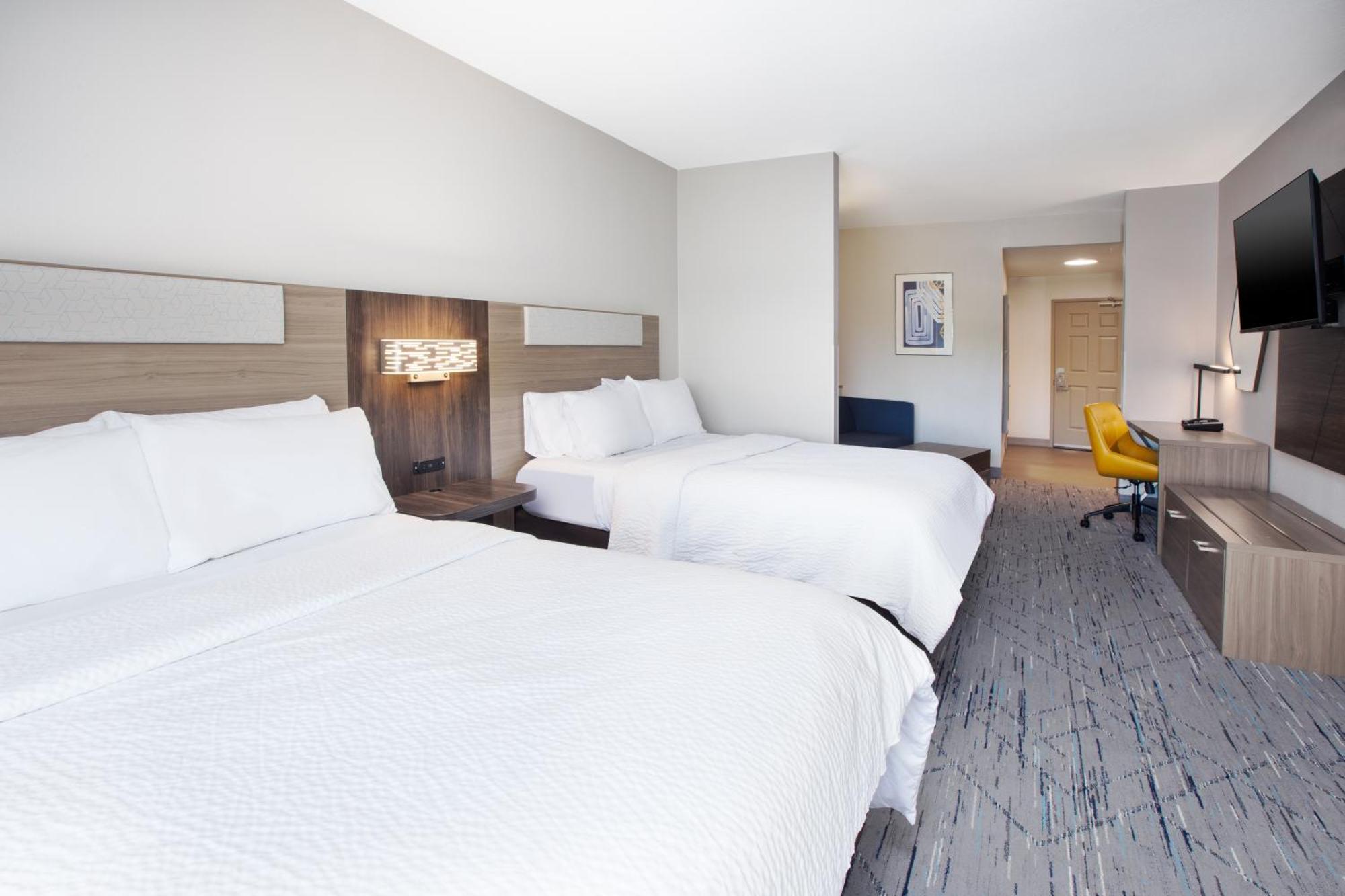 Holiday Inn Express & Suites Milwaukee Nw - Park Place By Ihg Exterior photo