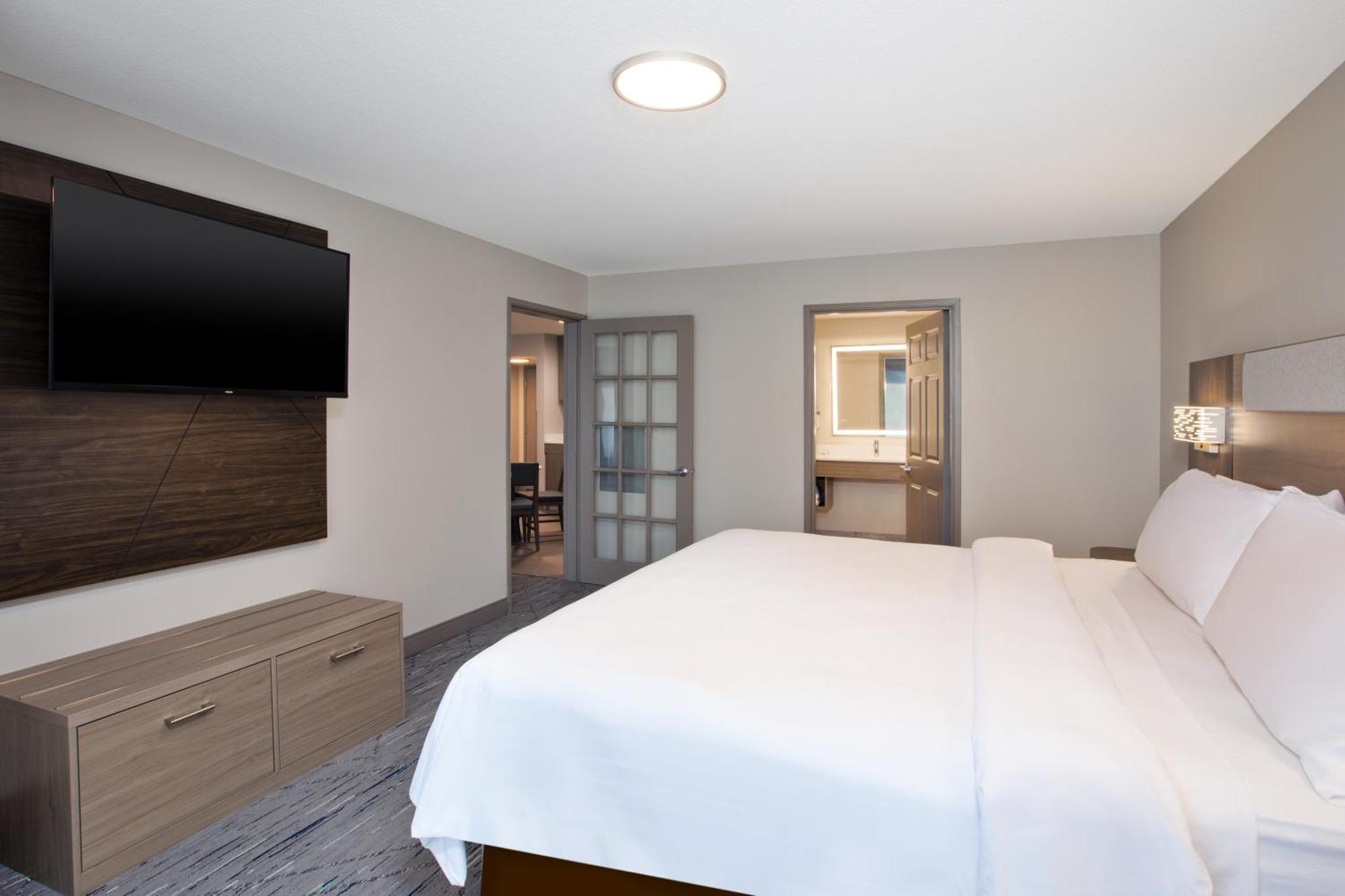 Holiday Inn Express & Suites Milwaukee Nw - Park Place By Ihg Exterior photo