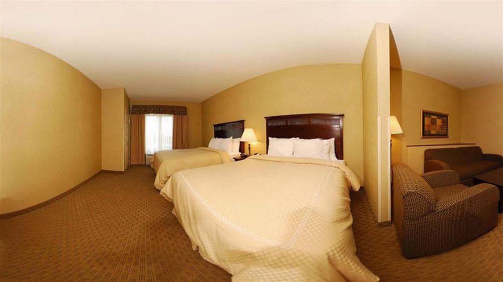 Holiday Inn Express & Suites Milwaukee Nw - Park Place By Ihg Exterior photo