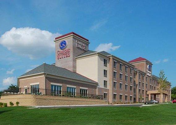 Holiday Inn Express & Suites Milwaukee Nw - Park Place By Ihg Exterior photo