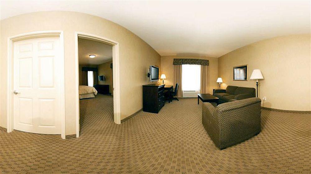 Holiday Inn Express & Suites Milwaukee Nw - Park Place By Ihg Exterior photo